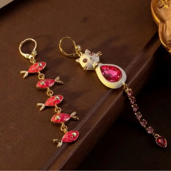 Betsey Johnson rare mismatched kitty cat & fishies stunning dangle earrings ♥️ - Picture 7 of 7